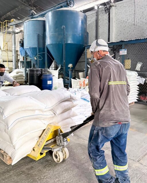 Costal Línea Azul 60*97 cm
Resistencia y capacidad para el empaque de alimentos, granos y productos industriales.

✅ 60 cm x 97 cm
✅ Gramaje 62 gr
✅ Ideal para almacenamiento y transporte

📦 ¿Para qué producto utilizarías este costal? Te leemos en los comentarios.

📲 Escríbenos para cotizaciones al 3102330334. 

#ecopackymetales #costal #granos #polipropileno #agro