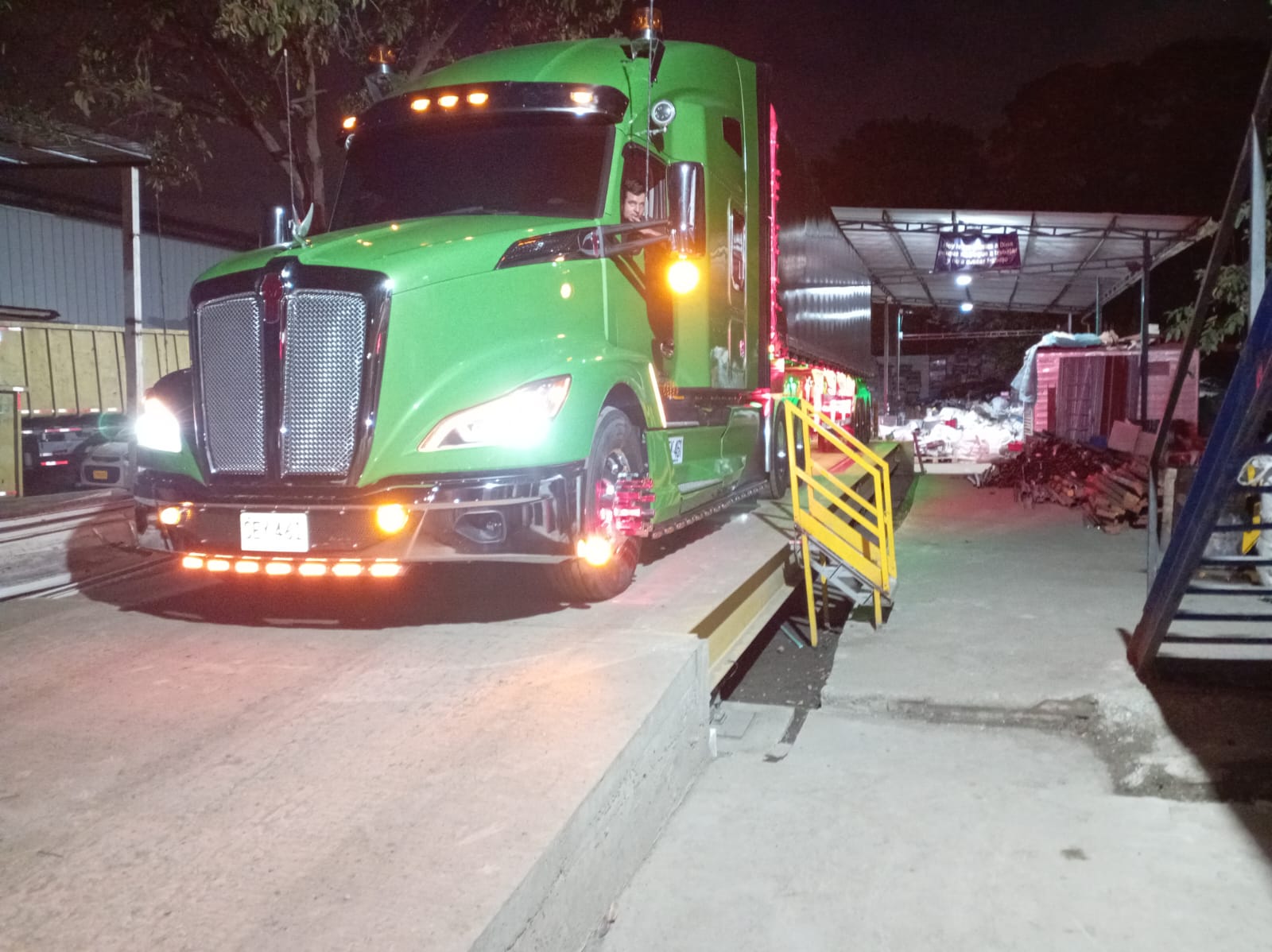Trabajador reciclando metal